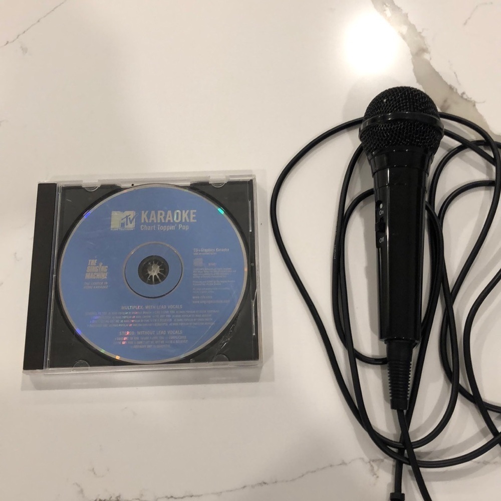 MTV the singing  karaoke machine song CD and microphone 2004 MTV networks